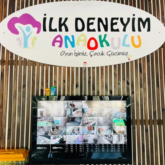 İlk Deneyim Anaokulu logosu ve giriş alanındaki kurum tabelası