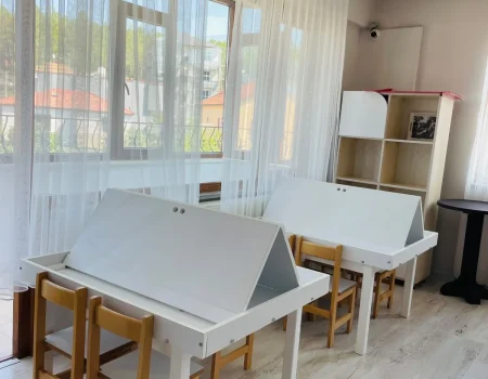 İlk Deneyim Anaokulu’nda çocuk etkinlikleri için hazırlanmış çalışma masaları